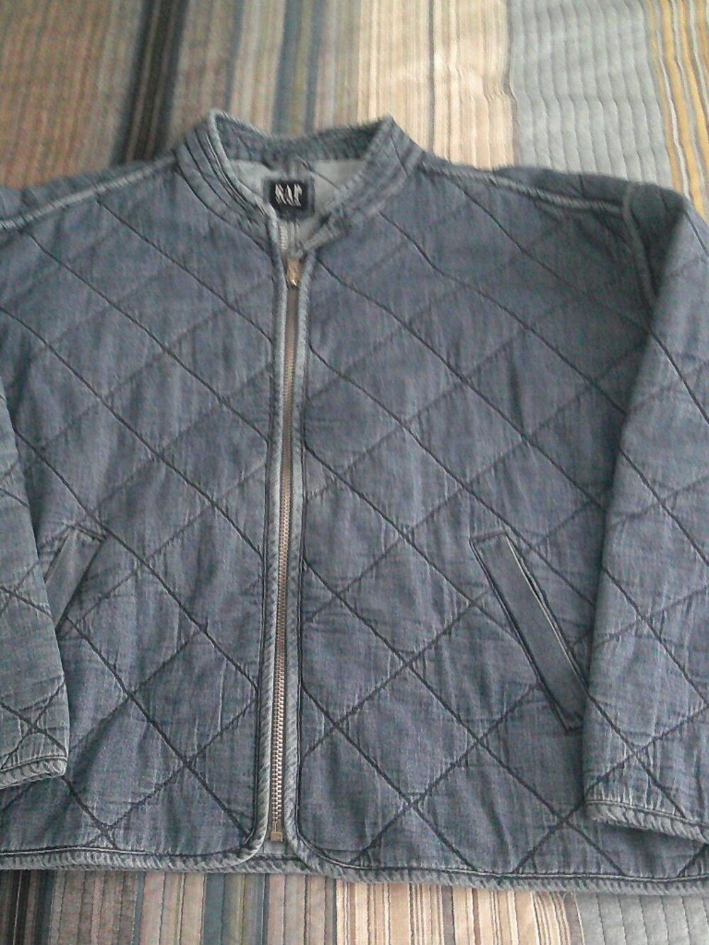 Gap denim quilted Denim jacket with zippered closure &pockets. Size L